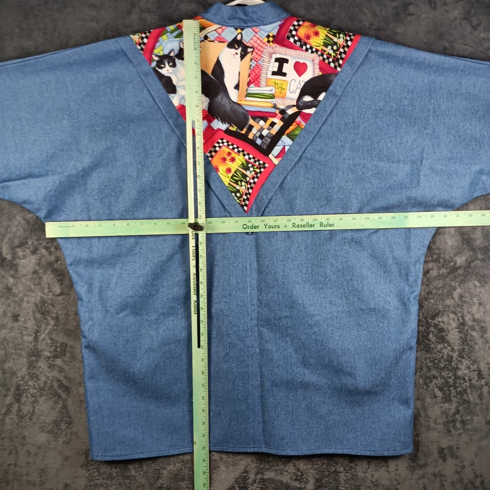 Chaqueta Médica Veterinarian Tech Mujer Azul Medio Denim Botón Frontal Estampado Gato Foto 4 de 4