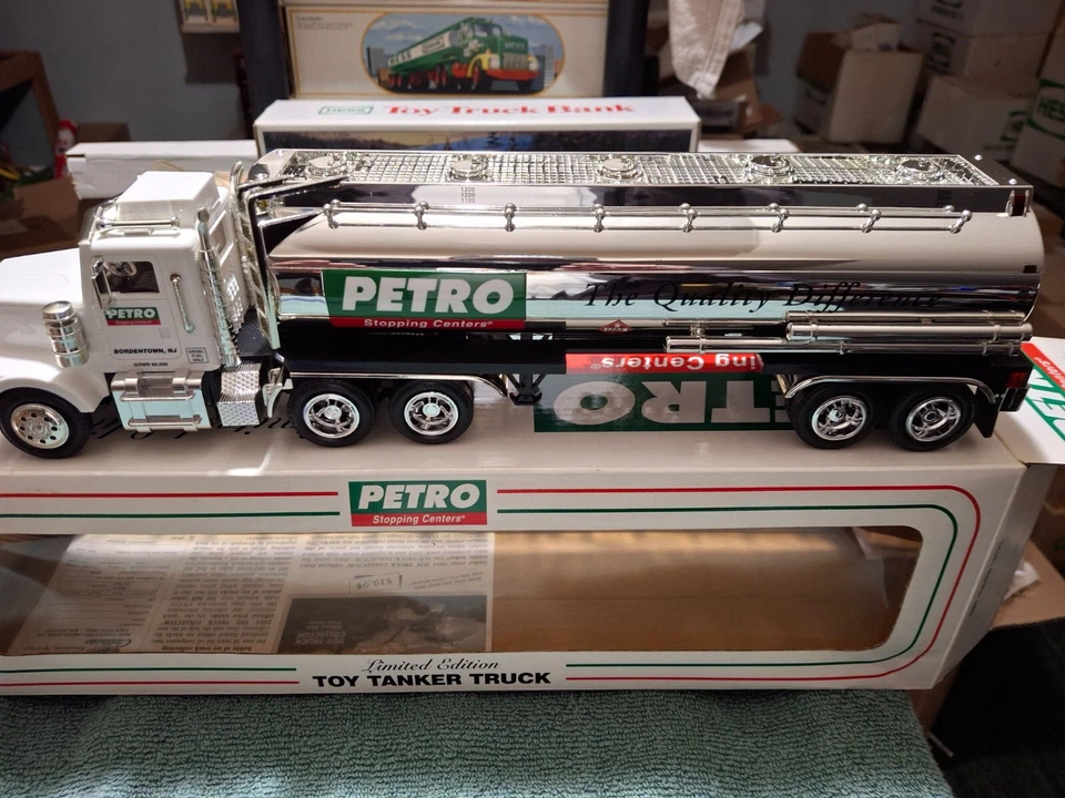 TMT Taylor Made Tanker Truck PETRO Fuel Bordentown NJ Lights & Sounds MIB 1:32 C - Image 2 of 4