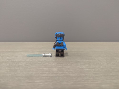 LEGO Star Wars Aayla Secura Minifigure 75435 Battle of Felucia Lightsaber NEW - Picture 4 of 4