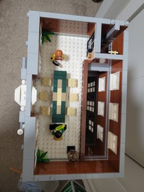 Lego Town Hall (10224) *100% Complete w/ Minifigures & Manuals*