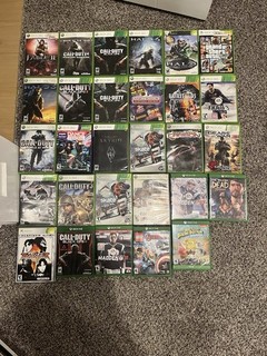 Lotto custodie giochi Xbox 360 e una vuote x30 NO GIOCHI. Alcuni con manuali