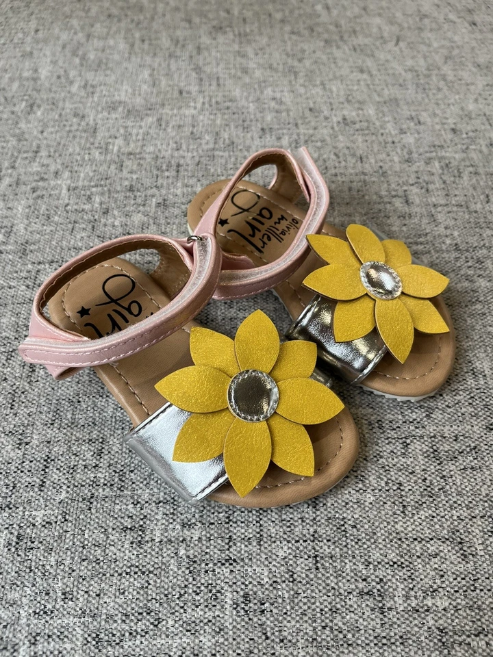 Sandalias de gancho/bucle con correa de flores talla 5 para niña pequeña de Olivia Miller Girl Foto 4 de 4