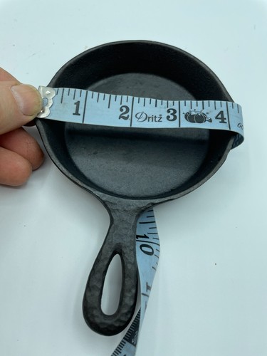 Unmarked Hammered Ugly Vintage Salesman Sample Cast Iron Skillet Restored - 第 11/13 張圖片