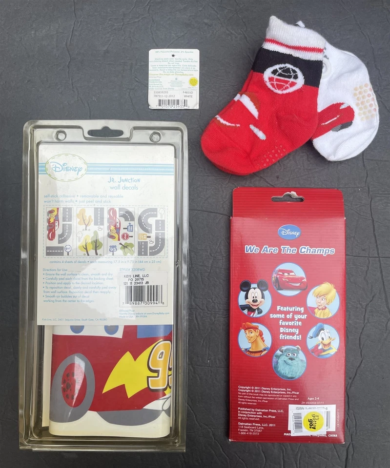 Calcomanías de pared para guardería de Disney Cars + calcetines 2pr 18-24m con puntera de seguridad + mini libros de tablero Foto 2 de 4