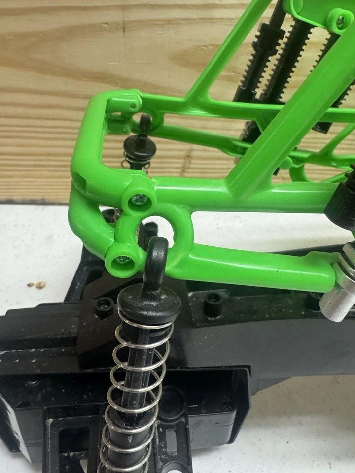 Monster Jam Mega Grave Digger RC Chassis Motor Rahmen Überrollkäfig Stoßdämpfer 1:6 - Bild 3 von 4