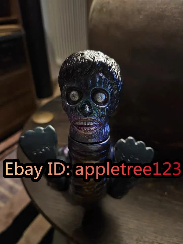 Figura de acción Sofubi Skull Head Butt Kaiju MRD UNIVERSE azul metálico plateado Foto 3 de 4