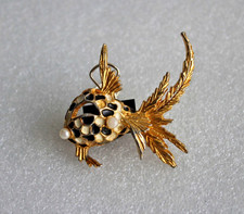 Vintage Brosche abstrakter Fisch Metall goldfarben mit Emaille und Perlen  
