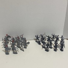 Lot Of MEDIEVAL KNIGHTS  Soldiers, Plastic, 32 Total, Nice Detail And Armor 2  