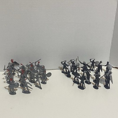 Lot Of MEDIEVAL KNIGHTS & Soldiers, Plastic, 32 Total, Nice Detail And Armor 2 