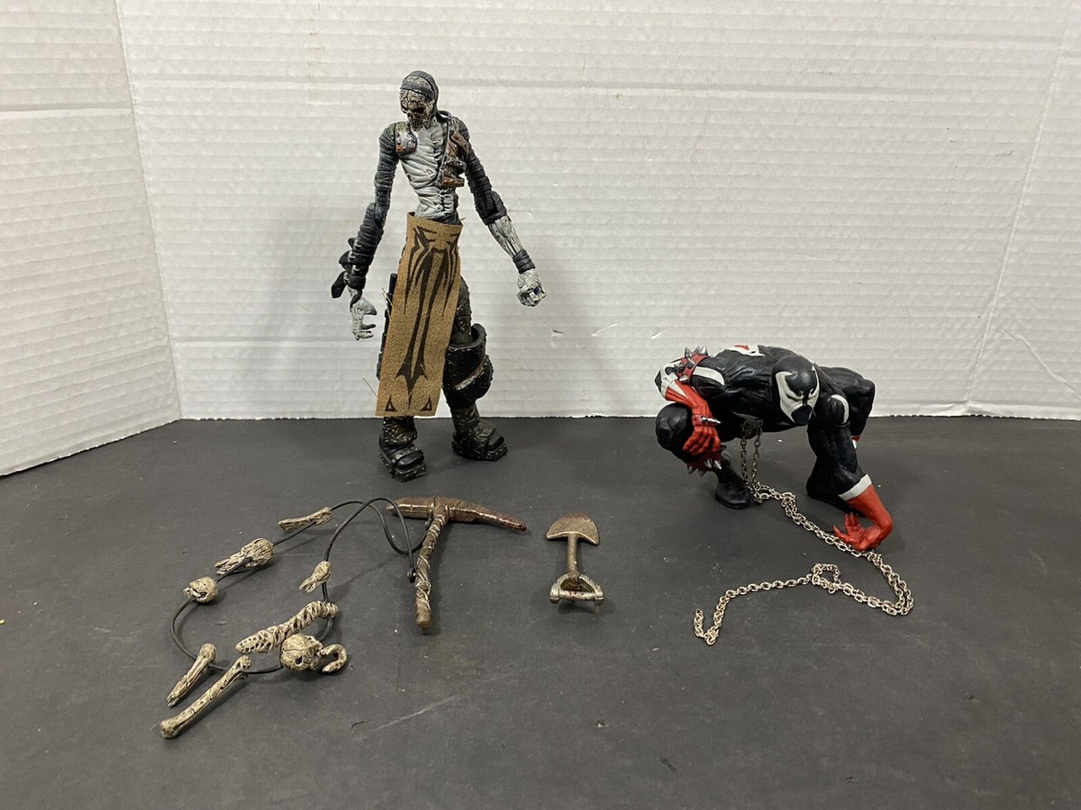 McFarlane Toys Action Figure 2005 Grave Digger And Crouching Spawn