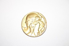 Médaille, broche Aphrodite et cupidon art déco par M. Delannoy