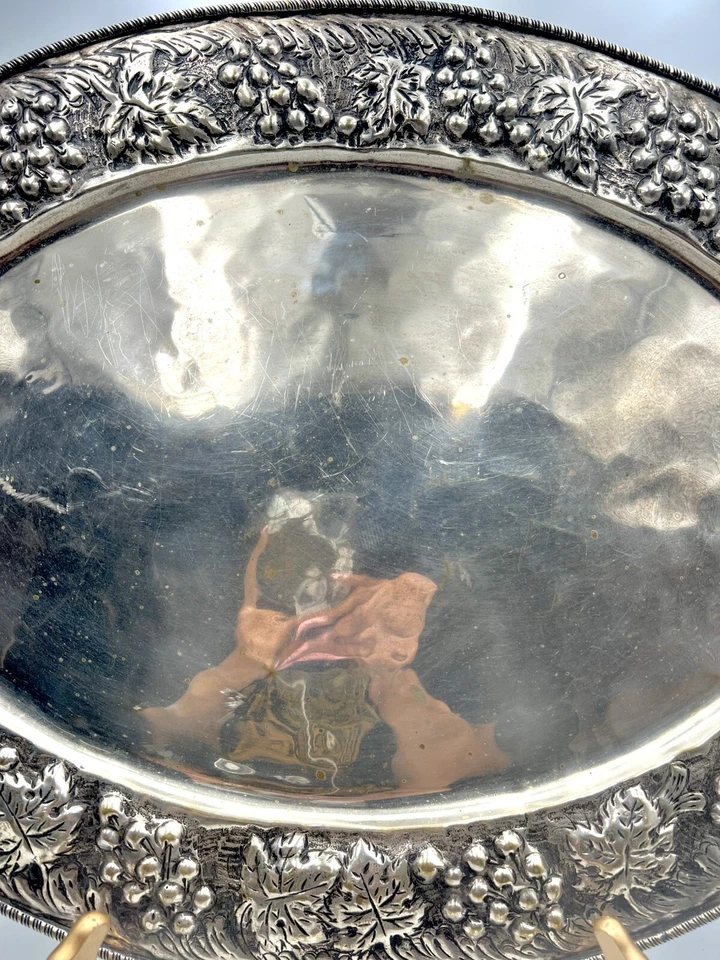 "Hermoso plato ovalado grande con motivo de uvas y hojas de metal plateado de colección 22"" x 17""" Foto 4 de 4