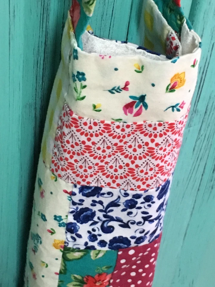 Soporte para bolsa de plástico de retazos de telas de mujer pionera hecho a mano Foto 2 de 4