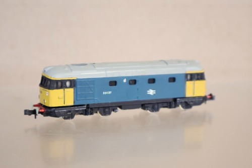 MINITRIX N204 SPUR N NEU LACKIERT BR CLASS 33 DIESELLOK 33037 OM | Zustand: Used