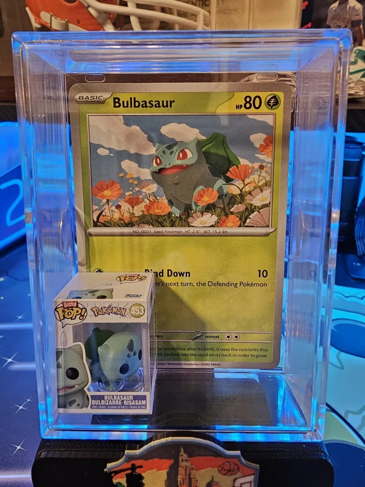 Bulbasaur Carta Pokémon Común y Bulbasaur Bitty Pop Caja de Sombras Personalizada Foto 2 de 4