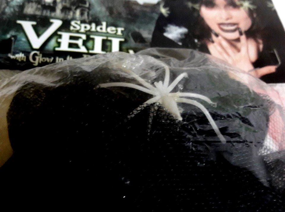 HALLOWEEN VELETTA NERA CON RAGNO FOSFORESCENTE E CIONDOLO RAGNO ARGENTO E ROSSO - Immagine 2 di 4