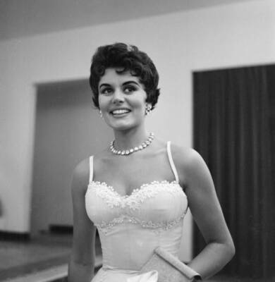 British Actress Eunice Gayson Attends A Party 1955 OLD PHOTO EBay british-actress-eunice-gayson-attends-a-party-1955-old-photo-ebay