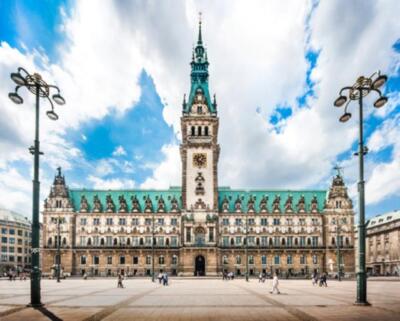 Wandbild: Hamburger Rathaus mit dramatischen Wolken und blauem Himmel am [...]