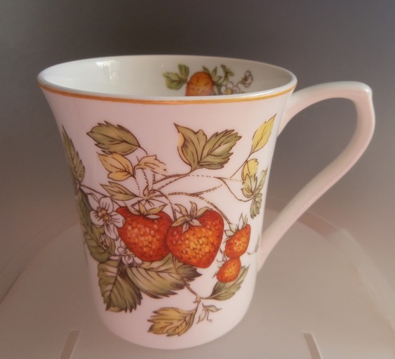 Queens Fine Bone China 7 Oz Mug "virginia Strawberry" CLSQ00121 Gift
