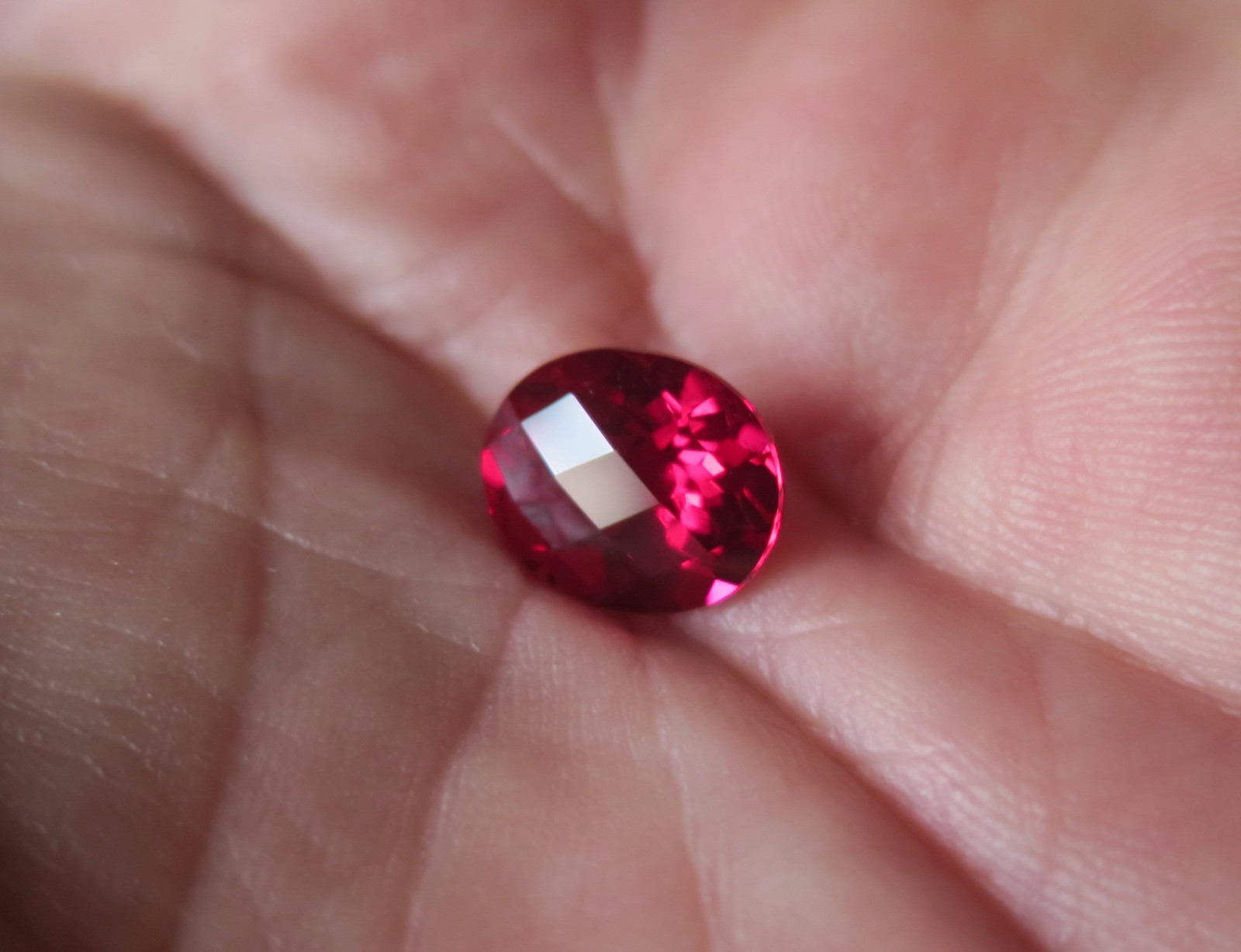 Rubis Verneuil rouge sang 6 cts, pierre taillée d'exception pour haute joaillerie