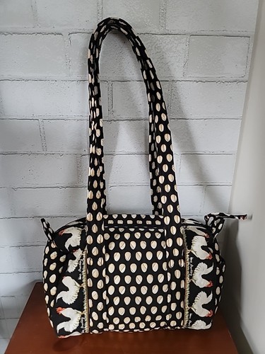 Vera Bradley Chanticleer Barrel Handtasche Huhn Hahn Eier schwarz Beuteltasche ZURÜCKGENOMMEN - Bild 1 von 18