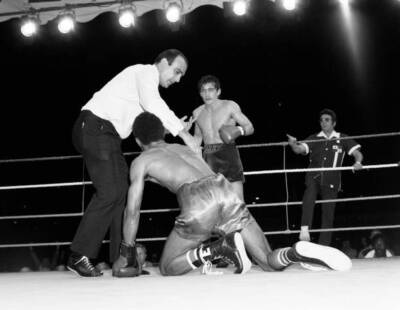 Barry McGuigan vs Eusebio Pedroza Queens Park Rangers footbal- 1985 Old Photo 4