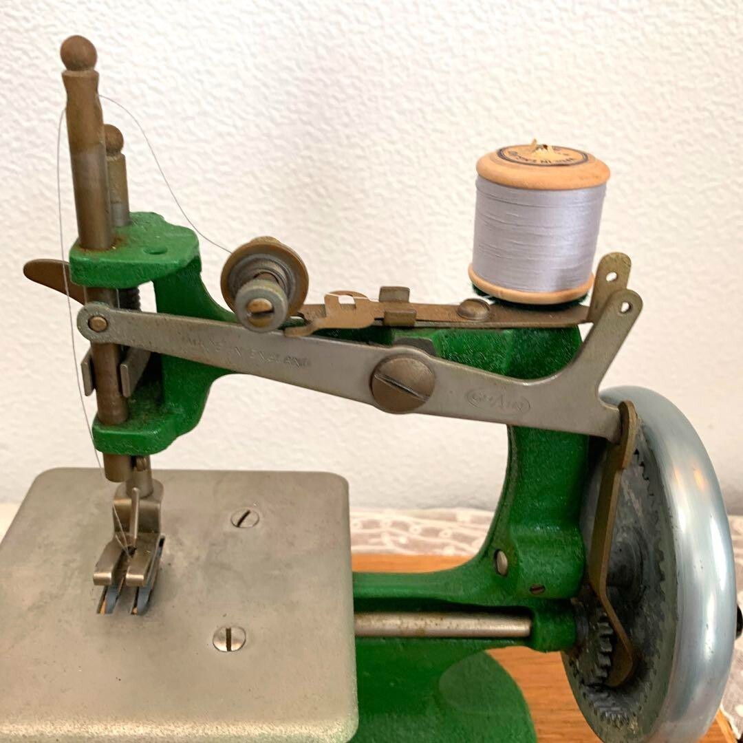 E.L.GRAIN Company British antique handcranked sewing machine toy
