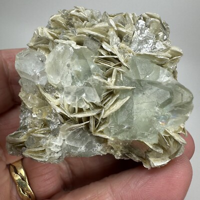 Oktaedrischer Fluorit mit Aquamarin Beryll und Glimmerkristallen Pakistan UV-Probe