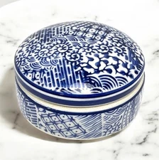 Lidded Chinoiserie Chinese Style Hand Painted Blue White Trinket Box
