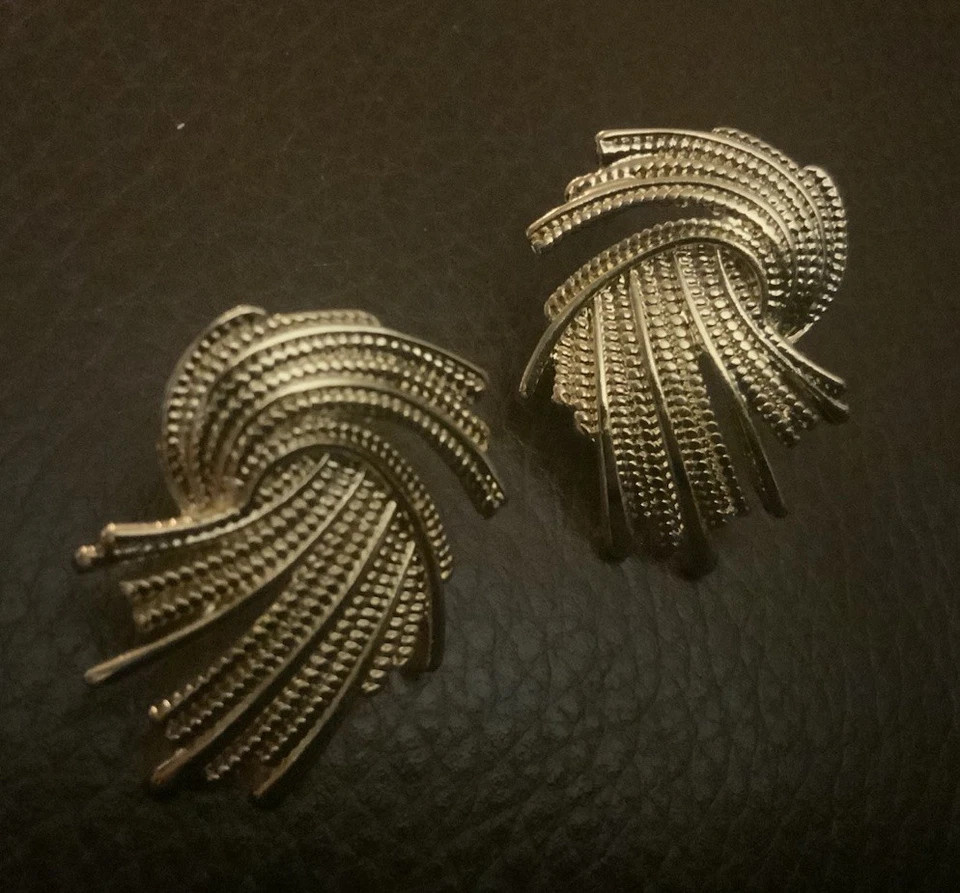 Pendientes de plumas Anthropologie de colección Art Nouveau oro declaración tachuela texturizada boho Foto 3 de 4