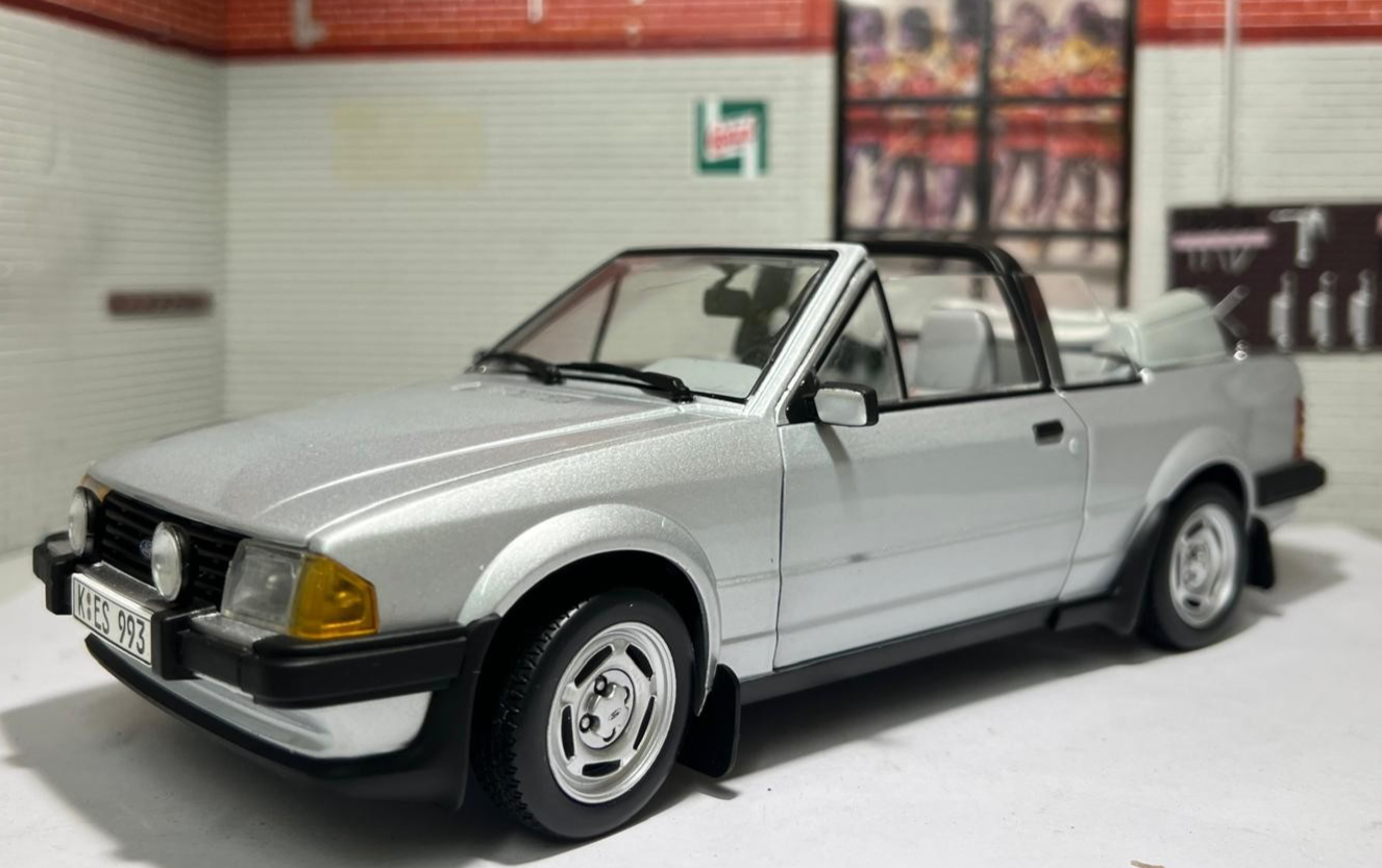 1:18 Ford Escort XR3i Cabriolet 1984 Silver Detailed Diecast Model Car Sunstar
