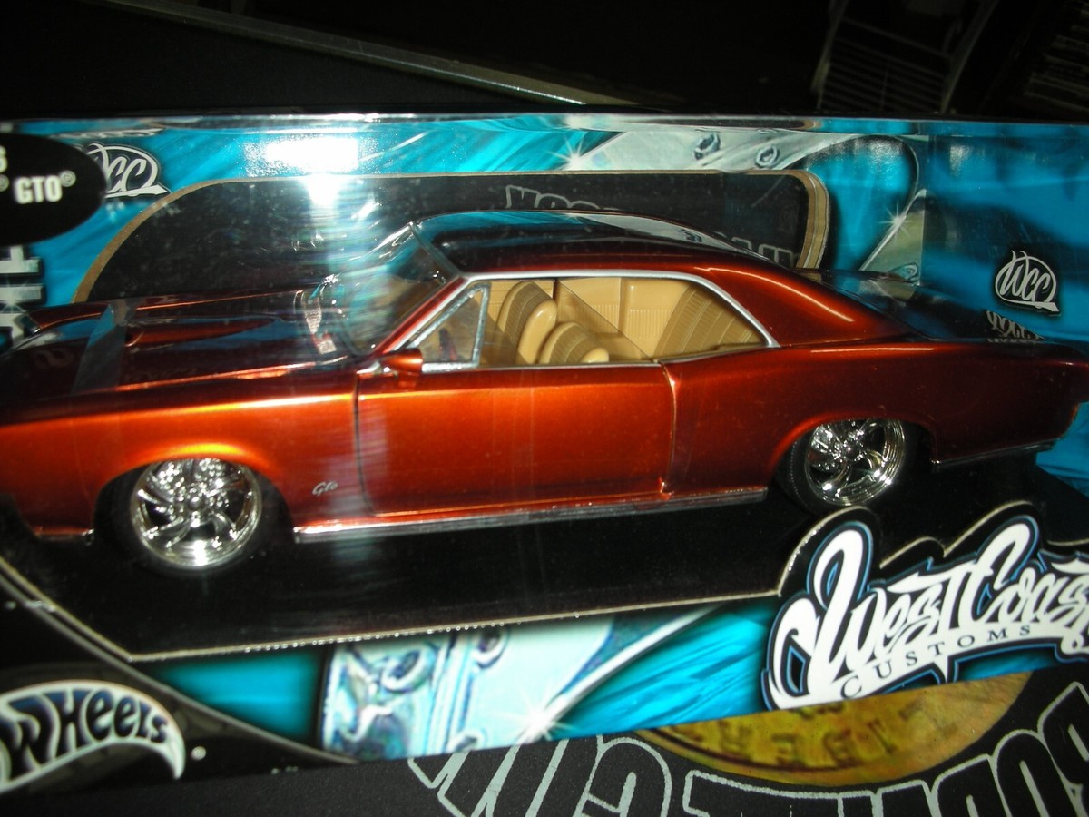 Hot Wheels Whips West Coast Customs 1966 Pontiac GTO 1:18