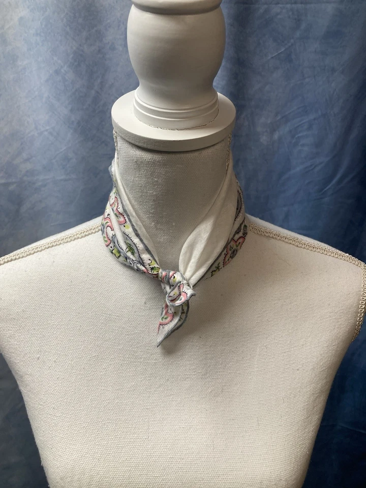 复古 20 世纪 70 年代迷你围巾或口袋方形白色带佩斯利边框 14 英寸方形 — 第 2/4 张图片