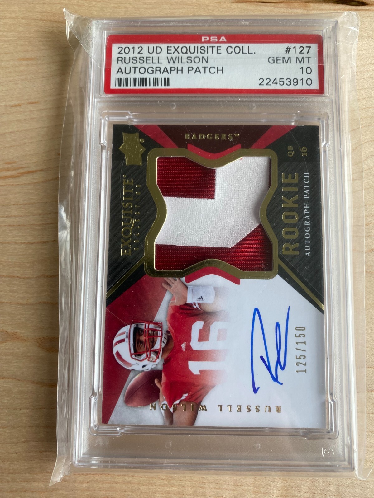 Russell Wilson Upper Deck Exquisite Collection #127 Autograph Patch