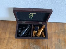 Antik schwere SCHACHFIGUREN aus Holz Filzgleiter K= ca. 8cm in Holzschachtel Box