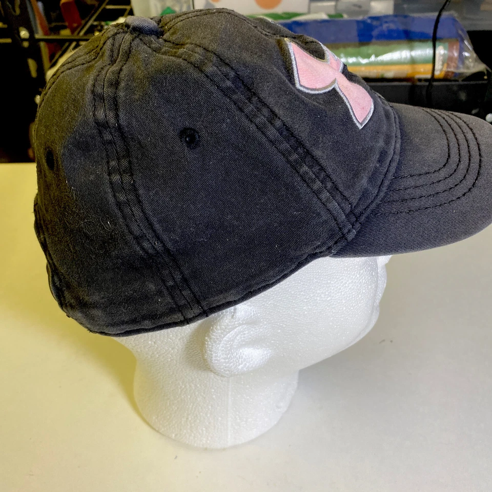 Gorra Under Armour para mujer negra con logotipo de camuflaje rosa, talla única gorra snapback usada Foto 4 de 4