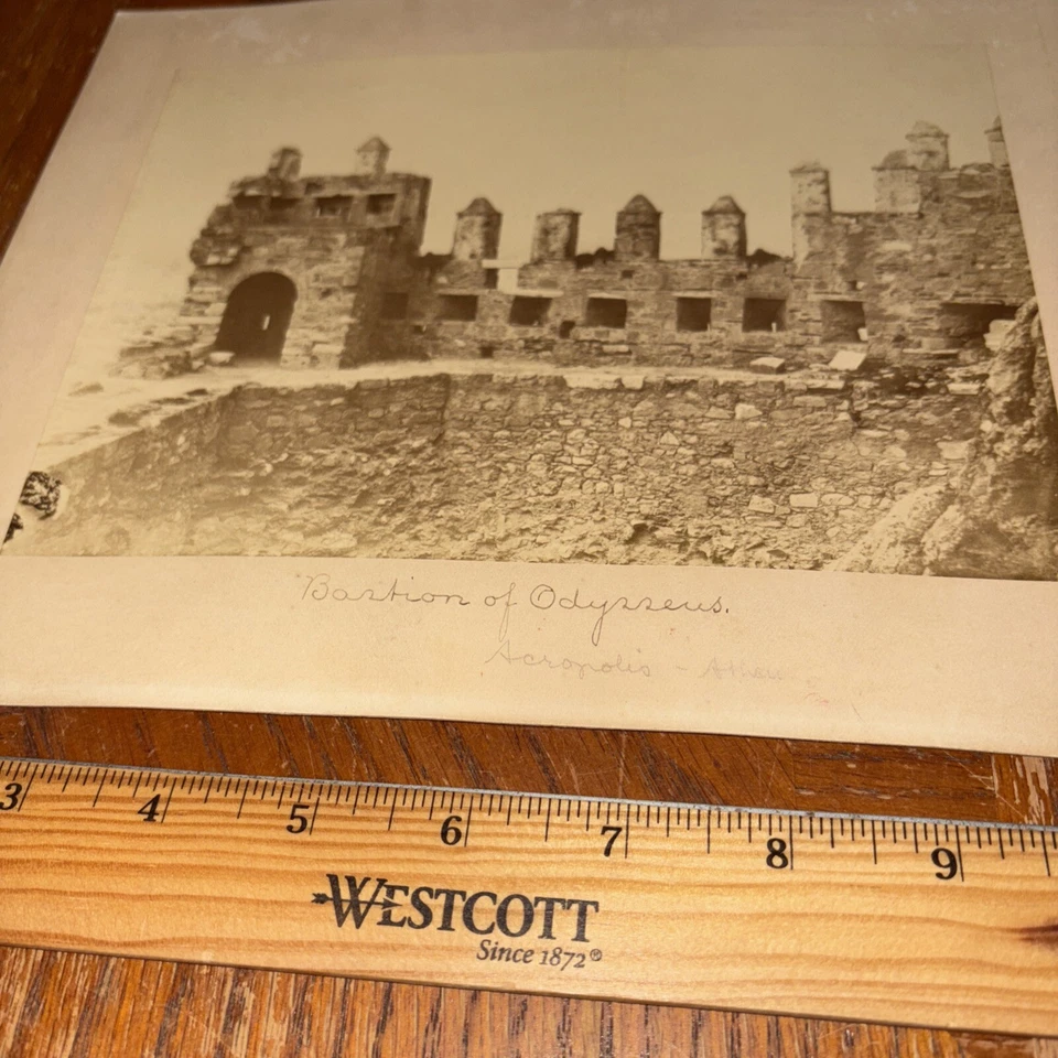 Foto sepia arquitectura griega ruinas ruinas de Odiseo Acrópolis bastión de Odiseo Foto 2 de 3