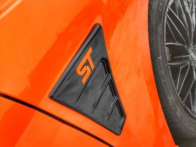 Focus MK2 RS Style Gloss Black Wing Vents.ST Logo Farbwahl.