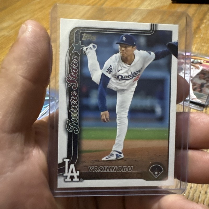 2025 Topps Series 1 - Future Stars Yoshinobu Yamamoto #231