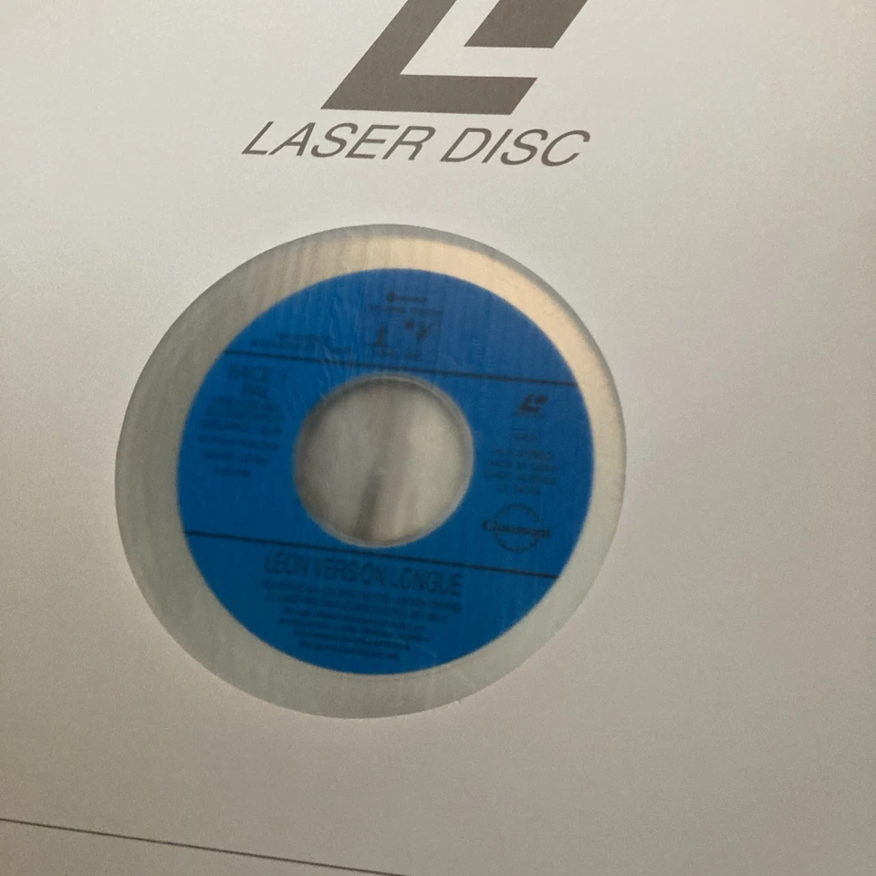Leon extended version 2 Discs- rare Laserdisc.  Excellent condition  - Image 4 of 4