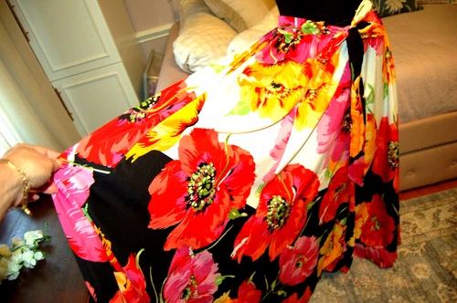 Women's Long, Flowing, Floral Skirt Size 1X  Silky and FUN! NEW.