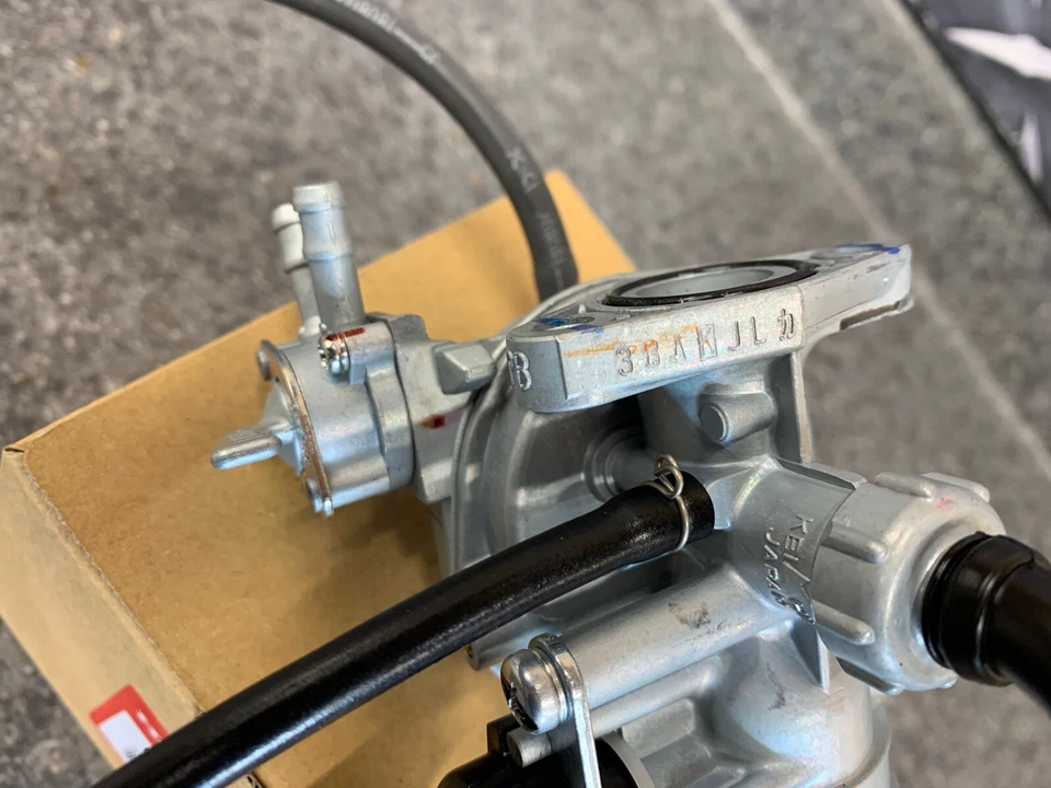 16100-957-073 HONDA ATC70 1978-1985 NEW OEM CARBURETOR ASSEMBLY Foto 2 de 4