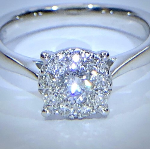 Diamond Solitaire Cluster Ring Round Brilliant Cut in 18ct White Gold - Foto 8 di 12
