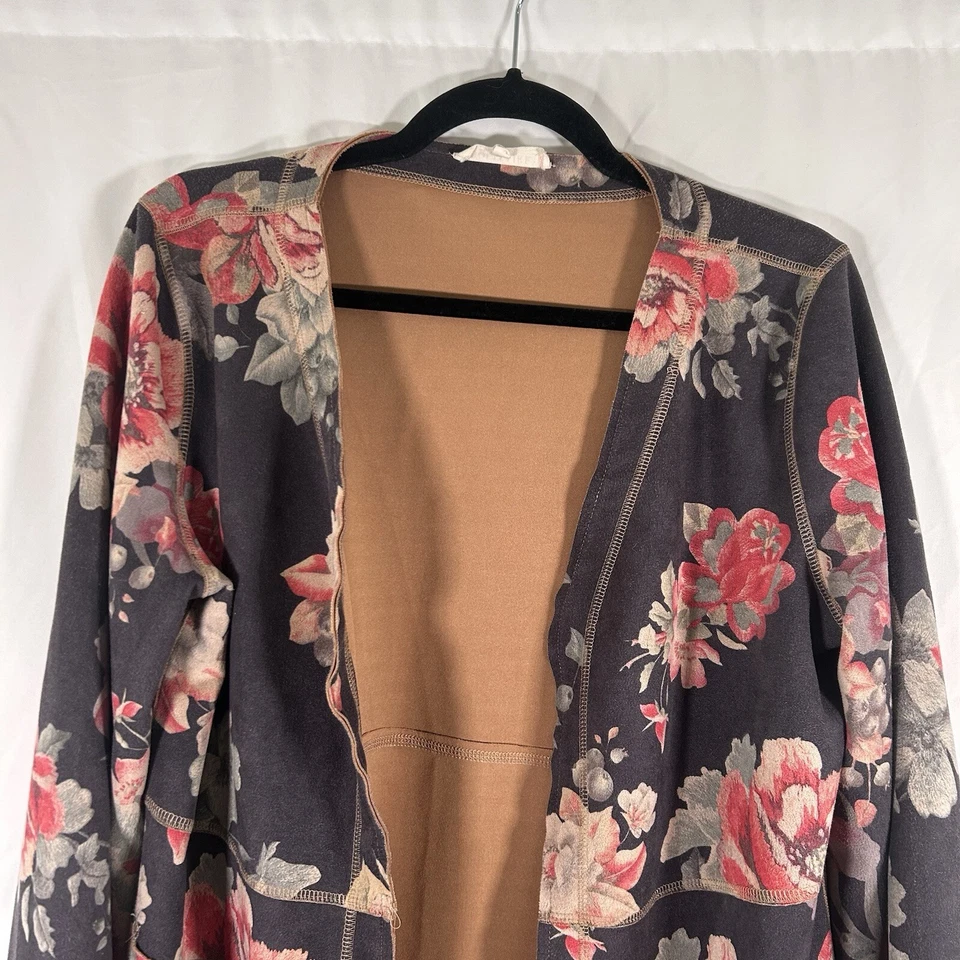 Cardigã Solitaire Anthro Feminino Cinza Médio Floral Bolsos Frontais Abertos Camurça Artificial - Imagem 2 de 4