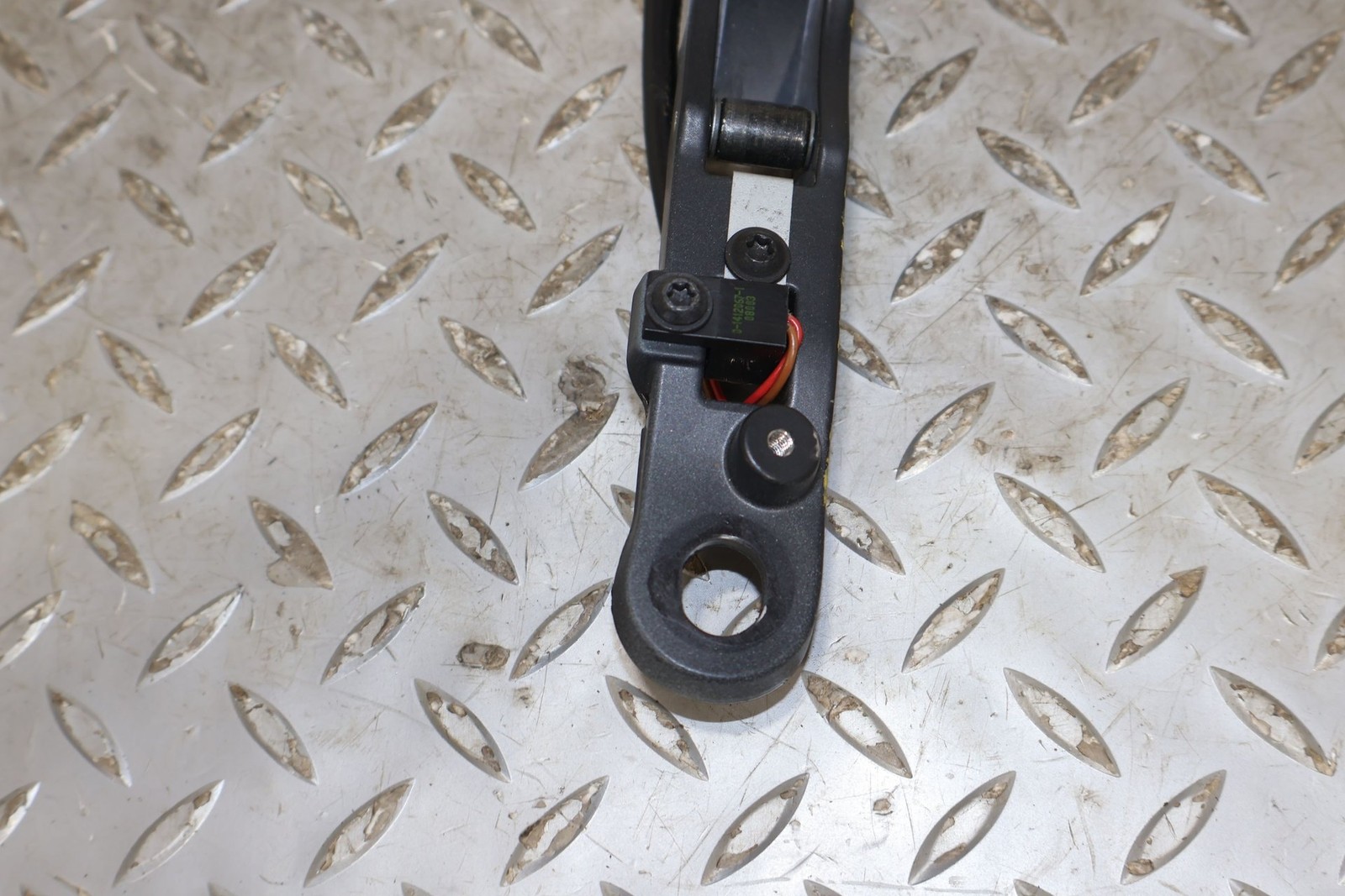 09 Aston Martin V8 Vantage Pair LH&RH Convertible Top Latches (Windshield Mount)