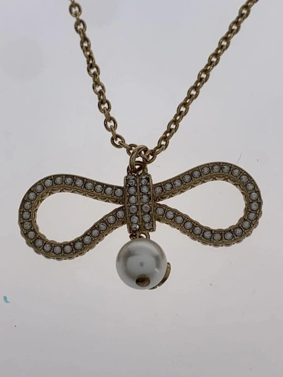 Collier Christian Dior    Femme avec haut doré