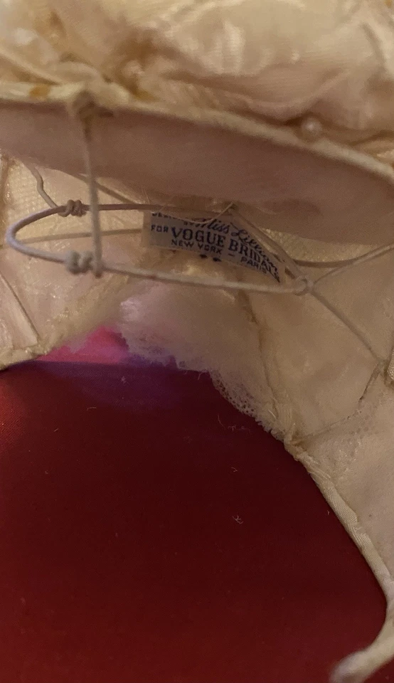 Tocado rosete de satén nupcial vintage años 50 Miss Lillian para Vogue Foto 4 de 4