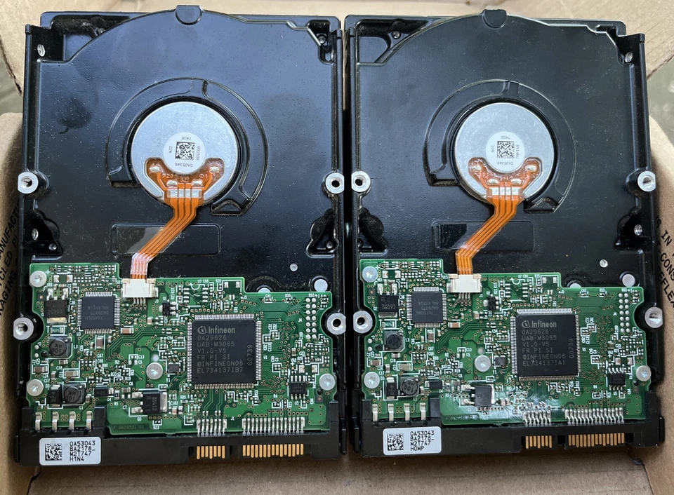 2- Hitachi Deskstar both with 320Gb, HDT725032VLA380 Dec-2007 0A33663 BA2364 - Image 2 of 4