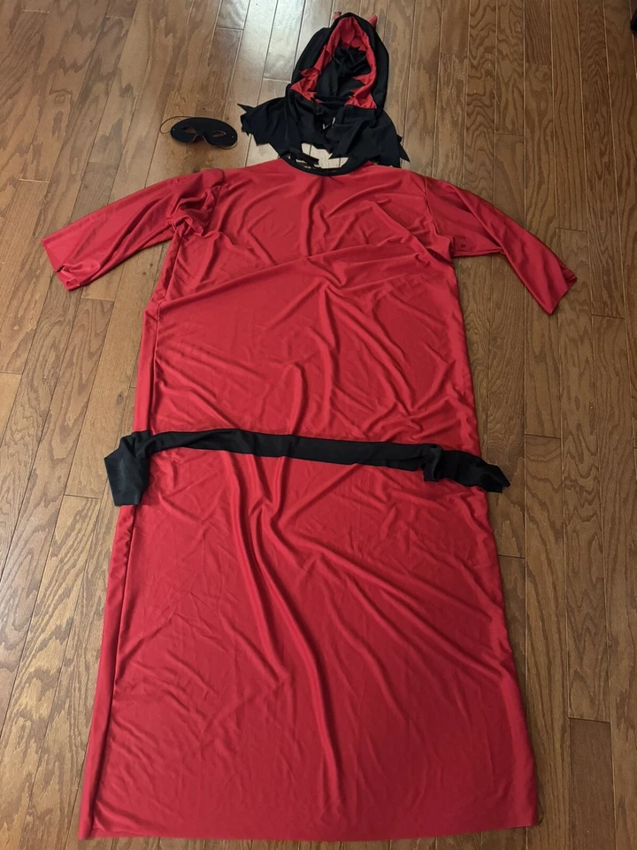 Bata Devil para hombre roja/negra bata de polietileno - capucha de cuerno - faja atada talla única Foto 2 de 2