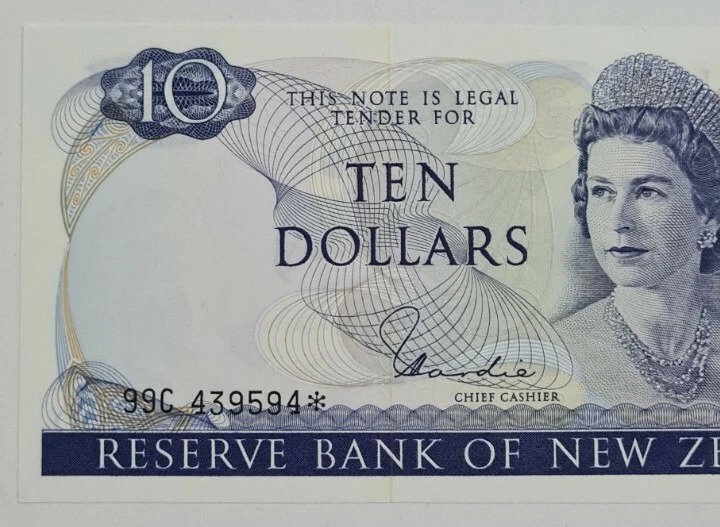 1977 -81 NEW ZEALAND 10 DOLLARS "REPLACEMENT" QE II GEM UNC 'HARDIE' [P-166d*]  - Image 4 of 4